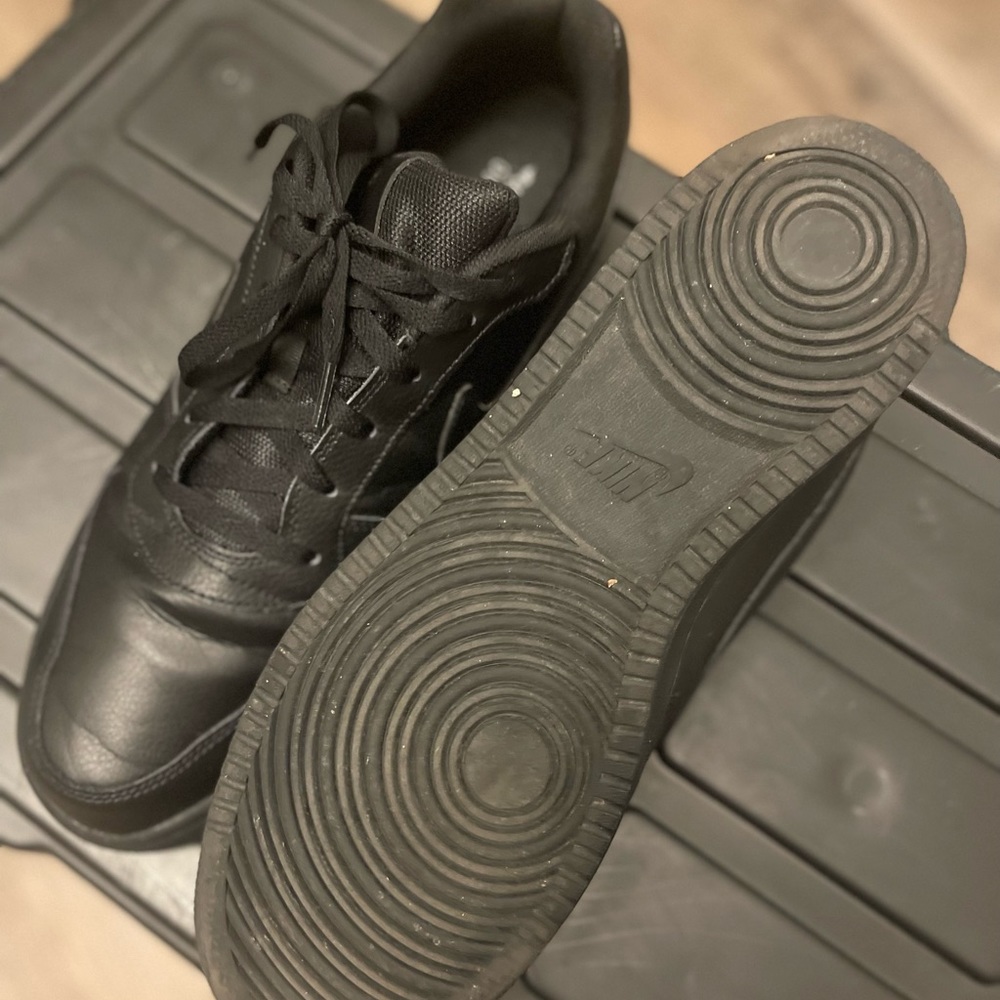 Low top black Nikes